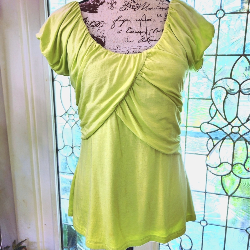 EUC Sundance Short Sleeve Soft Lime Top M